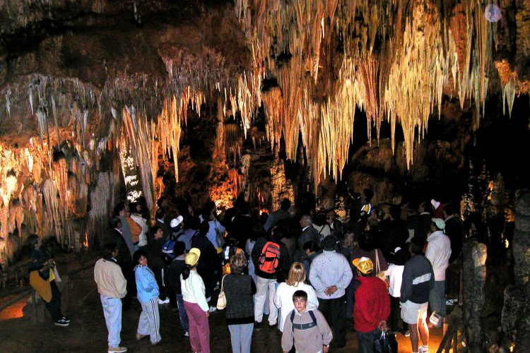 CUEVAS TURÍSTICAS DE VALPORQUERO Cuevas turísticas de Valporquero en León
